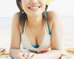 水着の女子大生