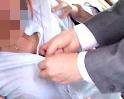 女性を脱がすサラリーマン